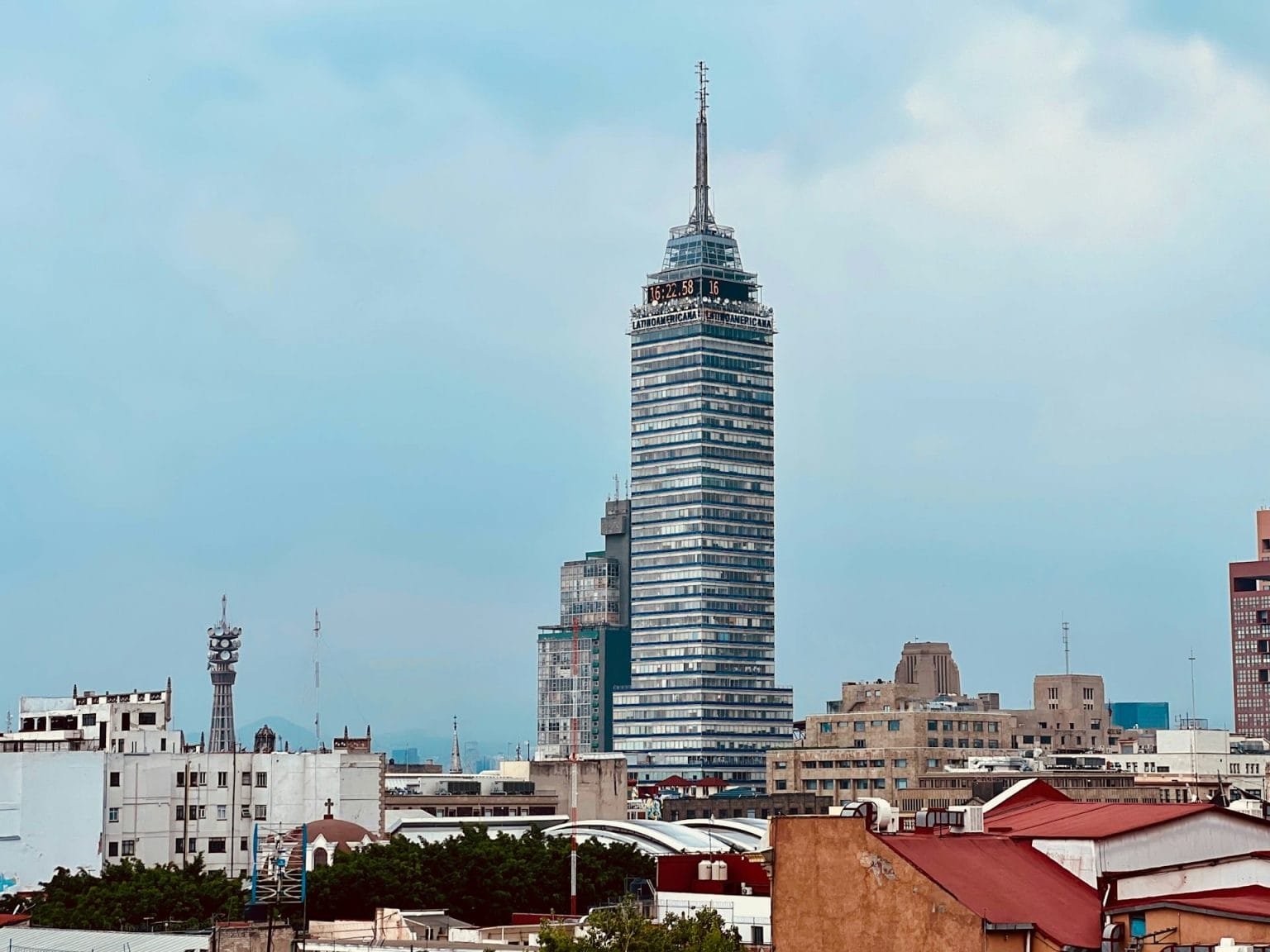 Mexico City skyline with the Torre Latinoamericana, used as the featured image for a 2026 guide to the Mexico temporary resident visa for remote workers.